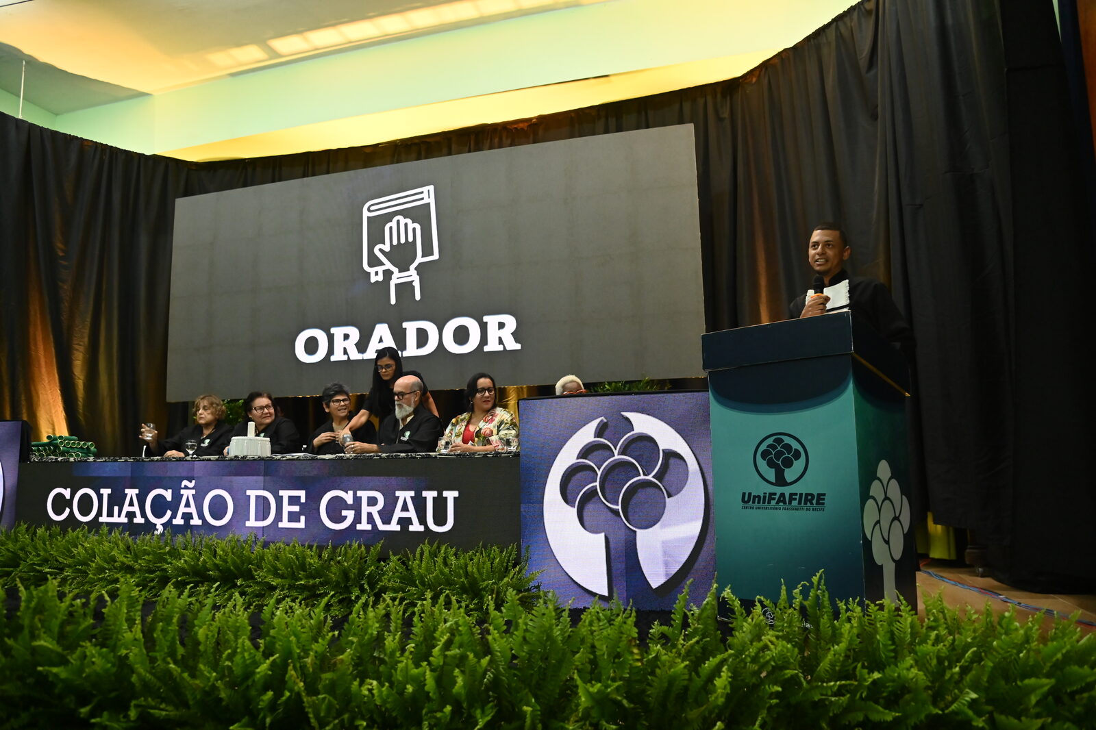 Lucas Arruda como orador na colação de grau da UniFAFIRE